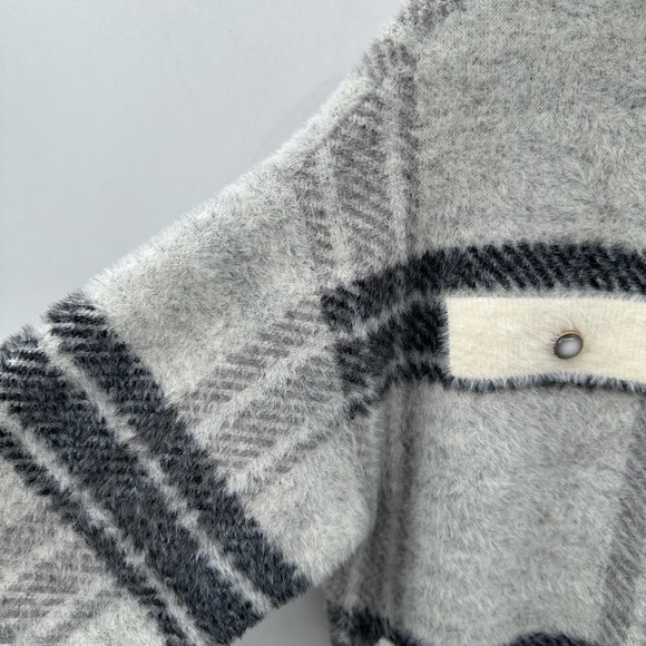 INDUSTRY CLASSIC soft pearl button clueless woman sophisticated cardigan. SM - Picture 6 of 13